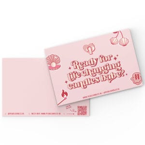 Twee roze kaarten van Pearl Candles. De bovenste kaart toont speelse illustraties van een schelp, kersen, lucifer en waxdruppels met de opvallende tekst: “Ready for life changing candles babe?” en de website www.pearlcandles.nl. De onderste kaart bevat ruimte voor een boodschap, samen met sociale media-info, een QR-code en een verwijzing naar de blog.