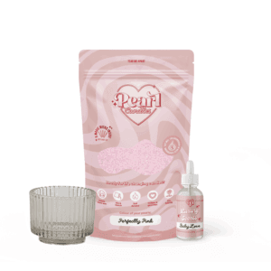 Pearl Candles Perfectly Pink giftset – roze kaarsenparels met Baby Love geurolie en een transparante houder. Zoete, zachte geur voor een knusse en liefdevolle ambiance.