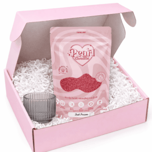 Pearl Candles giftbox met kaarsenzand Red Poison en glazen houder in roze geschenkdoos met opvulmateriaal