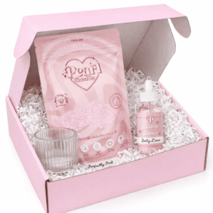Pearl Candles giftbox met kaarsenzand Perfectly Pink, Geurolie Baby Love en glazen houder in roze geschenkdoos met opvulmateriaal