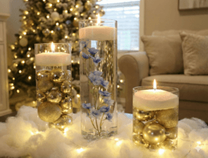 Feestelijke glazen vazen met kaarsenzand en brandende lonten, gecombineerd met kerstdecoratie en warme verlichting, creëren een gezellige en luxueuze sfeer in de woonkamer.